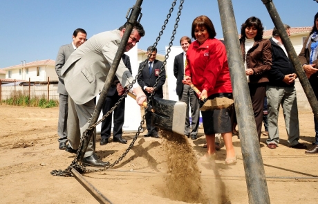 Autoridades colocan primera piedra de la Bicrim Lampa
