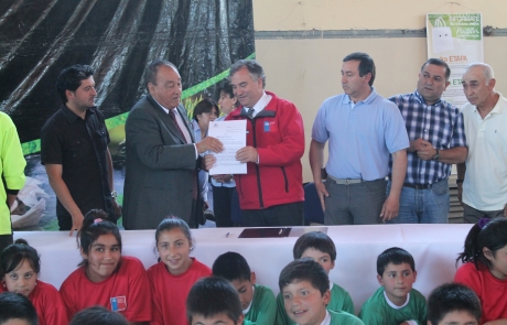 Firma de mensaje en Pucón proyecta casi mil millones de pesos para el Estadio Fiscal Osvaldo Muñoz