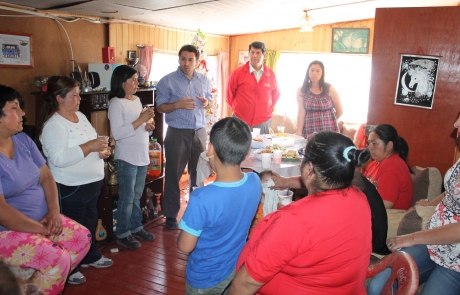 Gobierno entrega recursos a familia de Campamento de La Unión