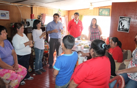 Gobierno entrega recursos a familia de Campamento de La Unión