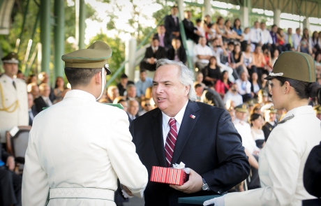 Mandatario y ministro Chadwick asisten a graduación de Carabineros de Chile
